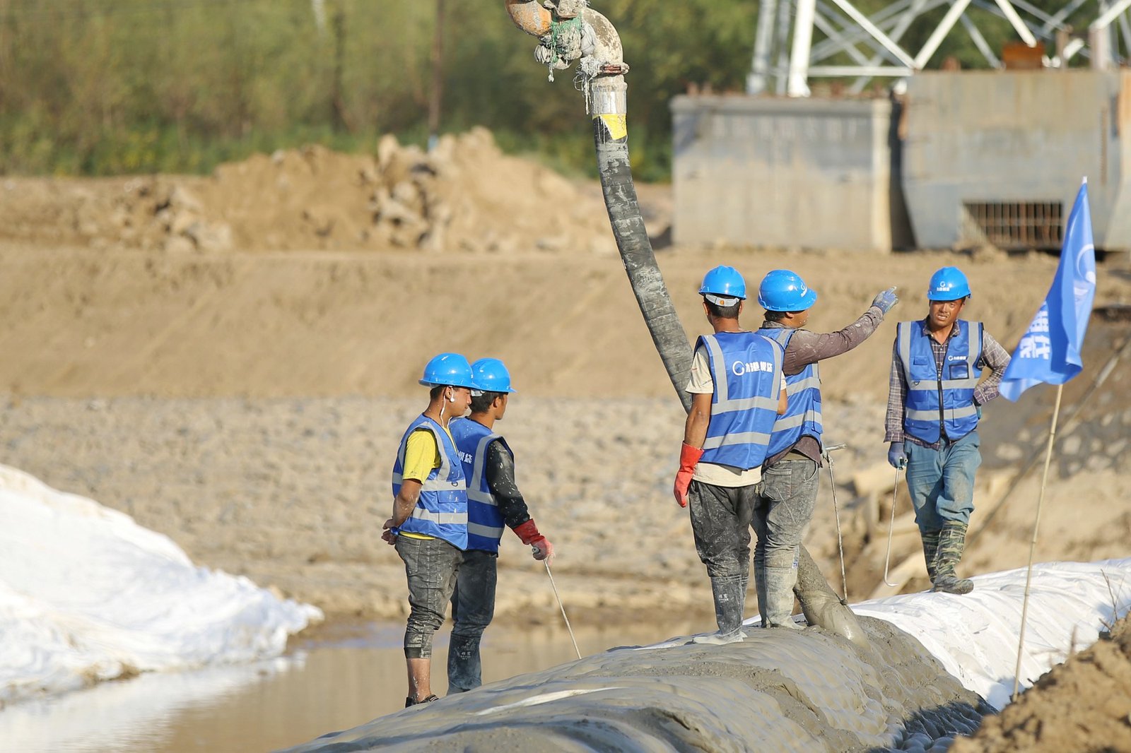 concrete mattress installation method - geotextile filter layer under articulated concrete mattress riverbank